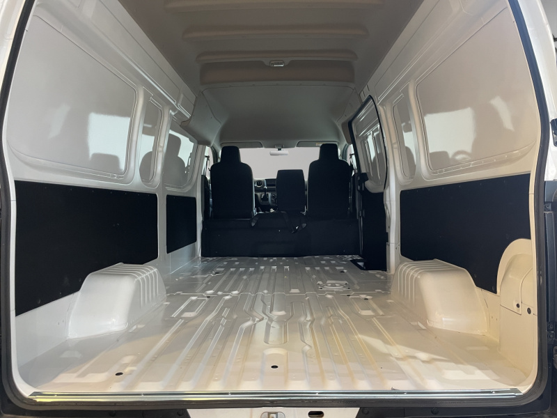 Nissan Comerciales Urvan Panel 4 pts. Amplia, TM5, a/ac. 2024